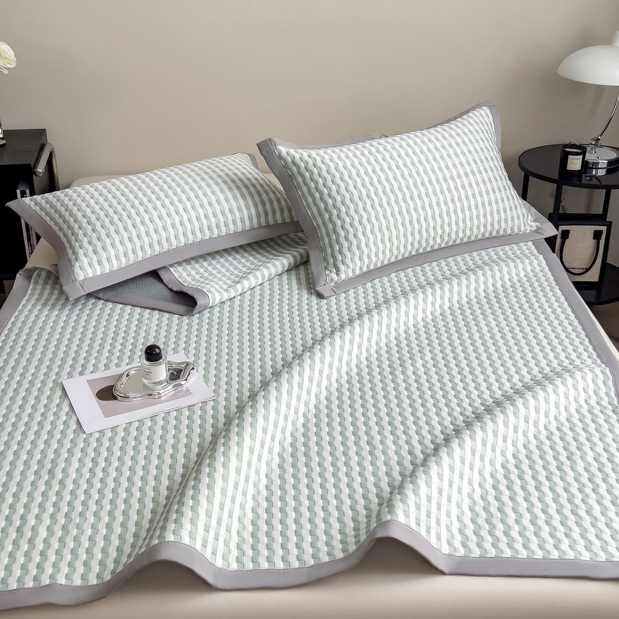 91家纺网 家纺一手货源 找家纺 摩妮卡 2026新款PE高分子凉感值过0.25格子豆豆软席三件套冰丝席-床席款 格韵-白绿