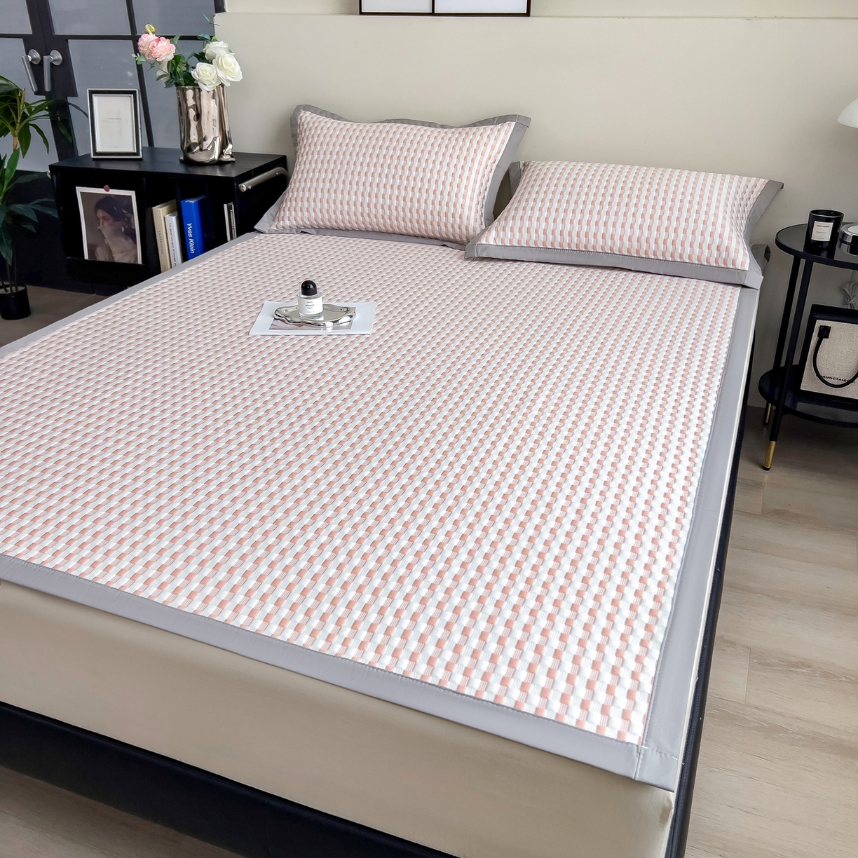 91家纺网 家纺一手货源 找家纺 摩妮卡 2026新款PE高分子凉感值过0.25格子豆豆软席三件套冰丝席-床席款 格韵-白粉