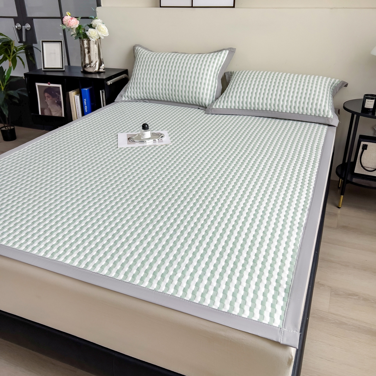 91家纺网 家纺一手货源 找家纺 摩妮卡 2026新款PE高分子凉感值过0.25格子豆豆软席三件套冰丝席-床席款 格韵-白绿