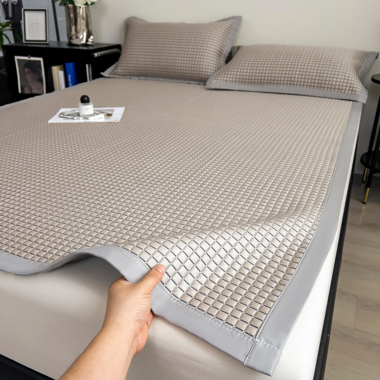 91家纺网 家纺一手货源 找家纺 摩妮卡 2026新款PE高分子凉感值过0.25格子豆豆软席三件套冰丝席-床席款 序格-摩卡