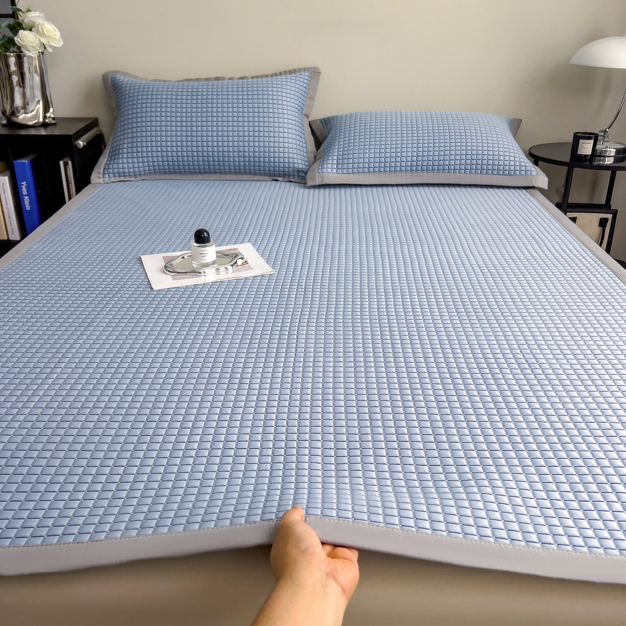 91家纺网 家纺一手货源 找家纺 摩妮卡 2026新款PE高分子凉感值过0.25格子豆豆软席三件套冰丝席-床席款 序格-浅蓝