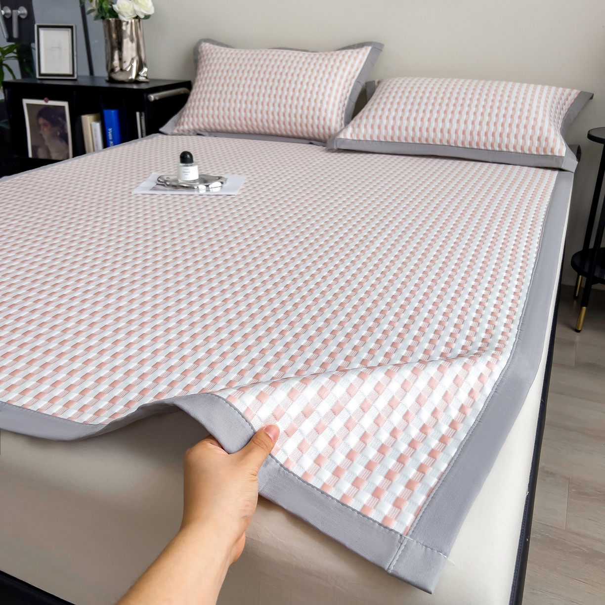 91家纺网 家纺一手货源 找家纺 摩妮卡 2026新款PE高分子凉感值过0.25格子豆豆软席三件套冰丝席-床席款 格韵-白粉