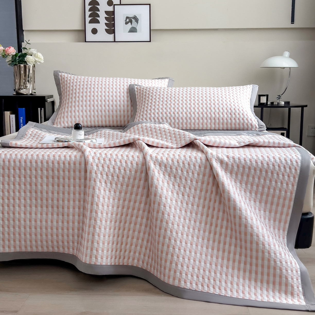 91家纺网 家纺一手货源 找家纺 摩妮卡 2026新款PE高分子凉感值过0.25格子豆豆软席三件套冰丝席-床席款 格韵-白粉