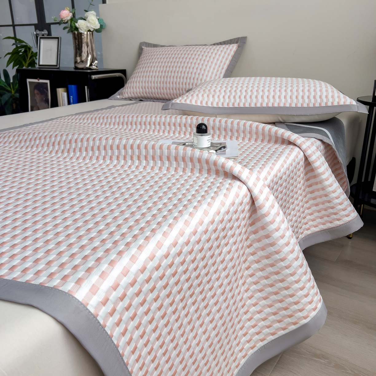 91家纺网 家纺一手货源 找家纺 摩妮卡 2026新款PE高分子凉感值过0.25格子豆豆软席三件套冰丝席-床席款 格韵-白粉