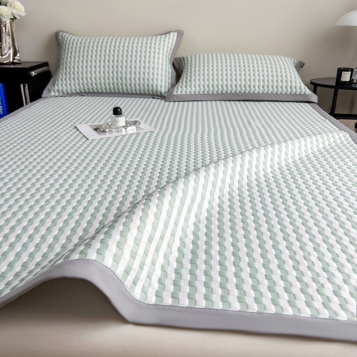 91家纺网 家纺一手货源 找家纺 摩妮卡 2026新款PE高分子凉感值过0.25格子豆豆软席三件套冰丝席-床席款 格韵-白绿