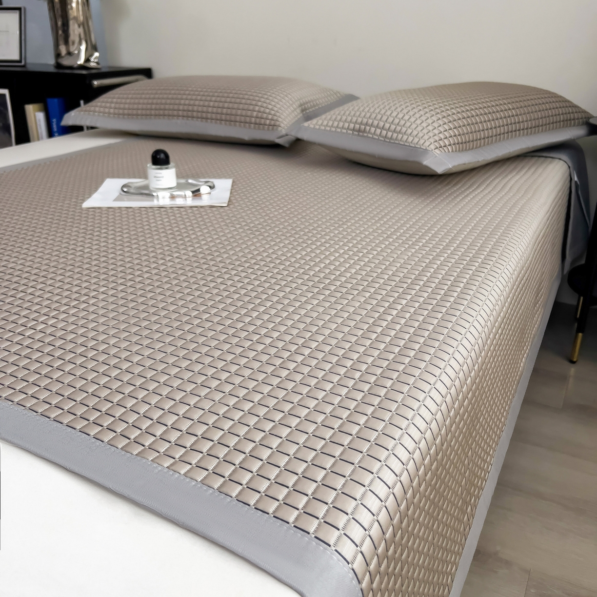 91家纺网 家纺一手货源 找家纺 摩妮卡 2026新款PE高分子凉感值过0.25格子豆豆软席三件套冰丝席-床席款 序格-摩卡