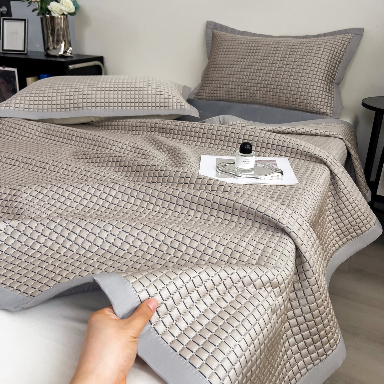 91家纺网 家纺一手货源 找家纺 摩妮卡 2026新款PE高分子凉感值过0.25格子豆豆软席三件套冰丝席-床席款 序格-摩卡