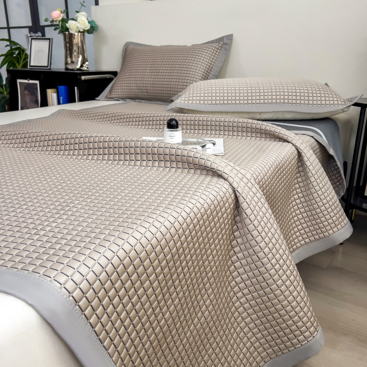 91家纺网 家纺一手货源 找家纺 摩妮卡 2026新款PE高分子凉感值过0.25格子豆豆软席三件套冰丝席-床席款 序格-摩卡