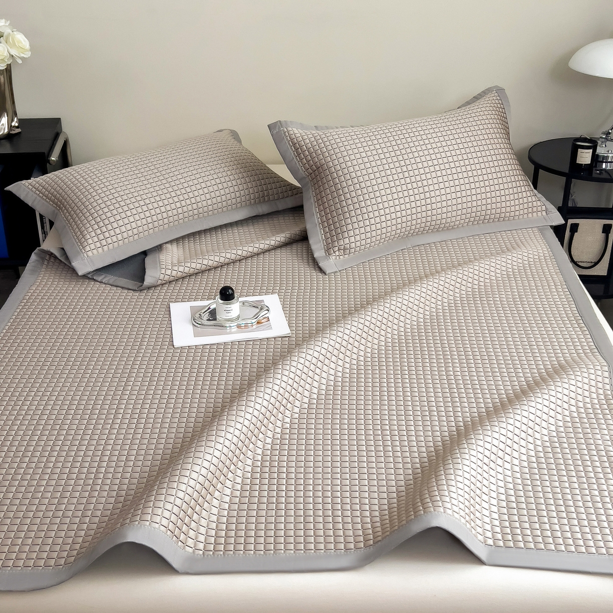 91家纺网 家纺一手货源 找家纺 摩妮卡 2026新款PE高分子凉感值过0.25格子豆豆软席三件套冰丝席-床席款 序格-摩卡