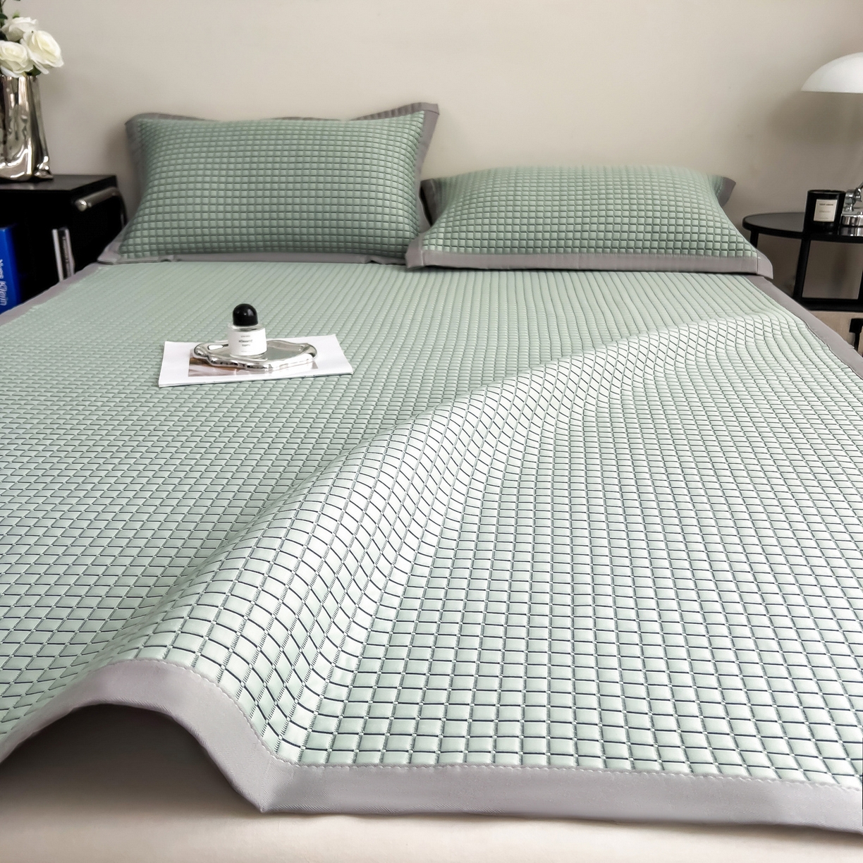 91家纺网 家纺一手货源 找家纺 摩妮卡 2026新款PE高分子凉感值过0.25格子豆豆软席三件套冰丝席-床席款 序格-水绿