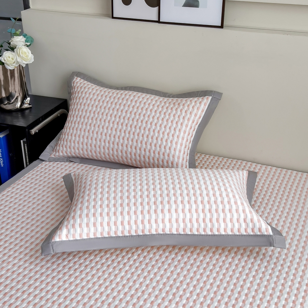 91家纺网 家纺一手货源 找家纺 摩妮卡 2026新款PE高分子凉感值过0.25格子豆豆软席三件套冰丝席-床席款 格韵-白粉