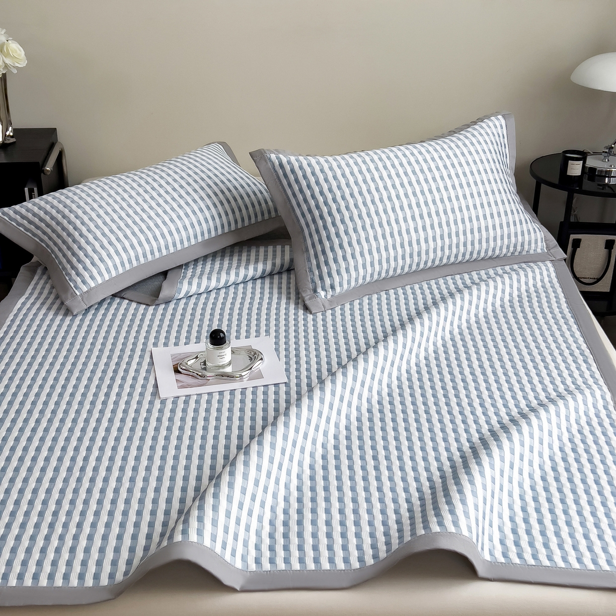 91家纺网 家纺一手货源 找家纺 摩妮卡 2026新款PE高分子凉感值过0.25格子豆豆软席三件套冰丝席-床席款 格韵-白蓝