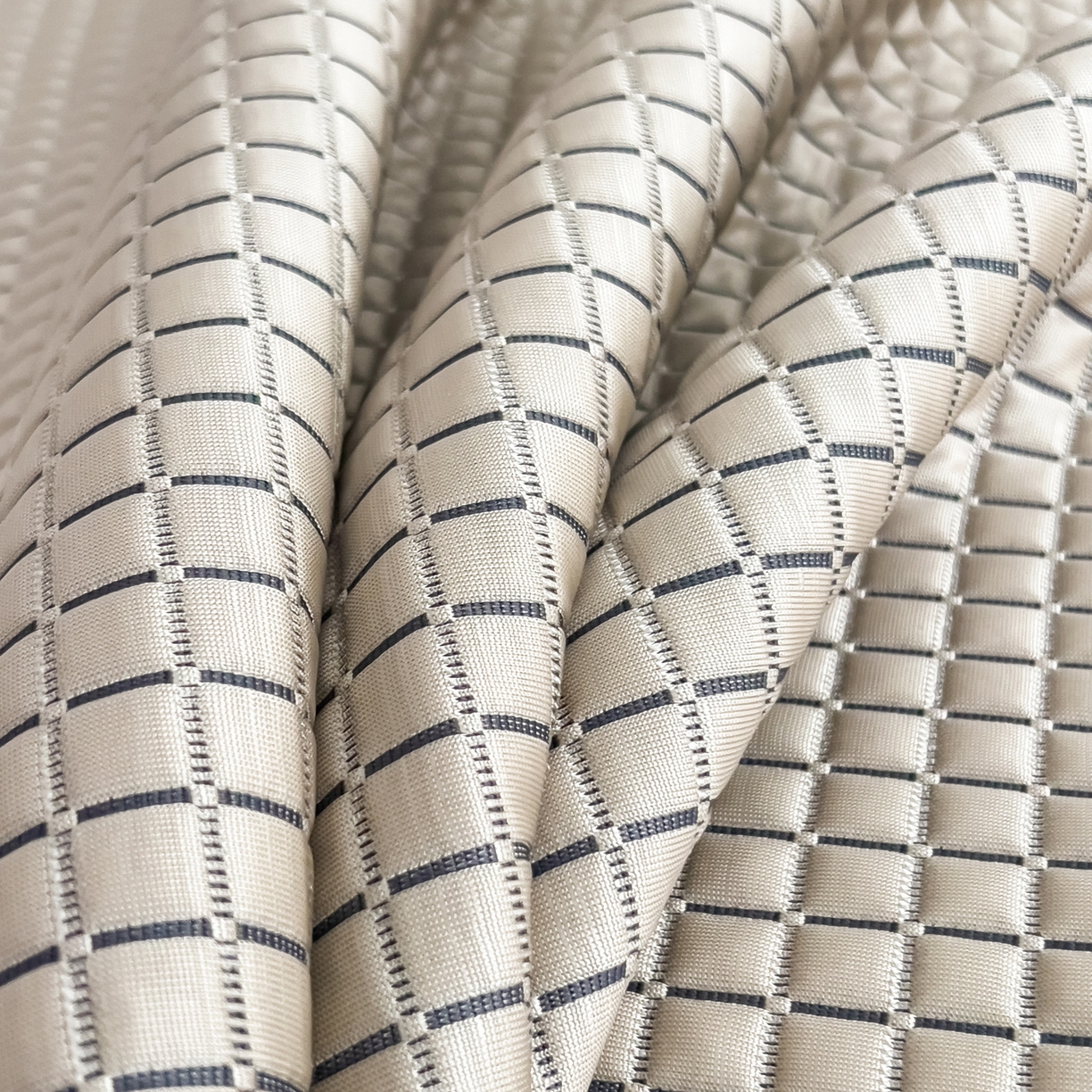 91家纺网 家纺一手货源 找家纺 摩妮卡 2026新款PE高分子凉感值过0.25格子豆豆软席三件套冰丝席-床席款 序格-摩卡