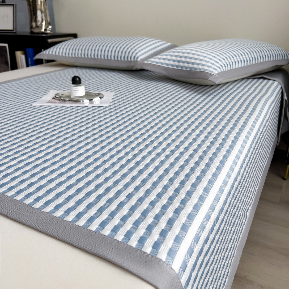 91家纺网 家纺一手货源 找家纺 摩妮卡 2026新款PE高分子凉感值过0.25格子豆豆软席三件套冰丝席-床席款 格韵-白蓝