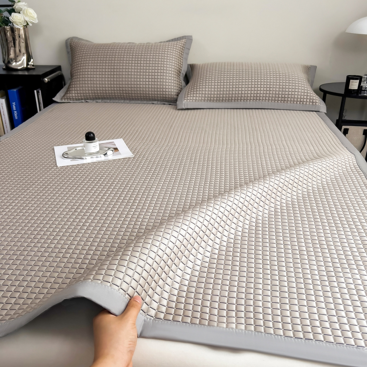 91家纺网 家纺一手货源 找家纺 摩妮卡 2026新款PE高分子凉感值过0.25格子豆豆软席三件套冰丝席-床席款 序格-摩卡