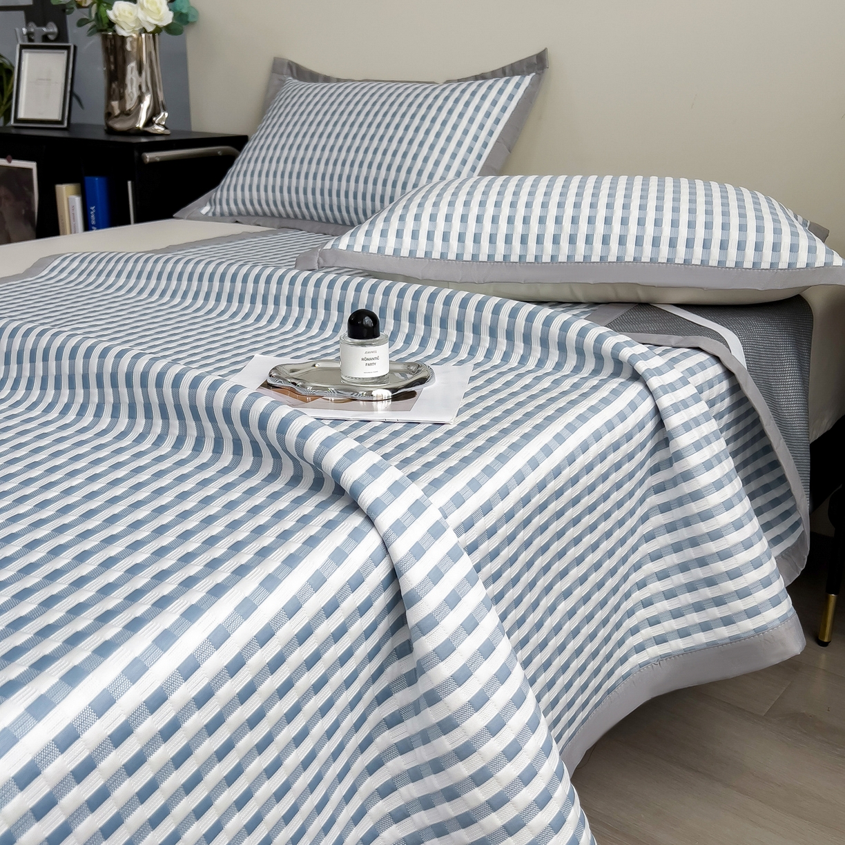 91家纺网 家纺一手货源 找家纺 摩妮卡 2026新款PE高分子凉感值过0.25格子豆豆软席三件套冰丝席-床席款 格韵-白蓝