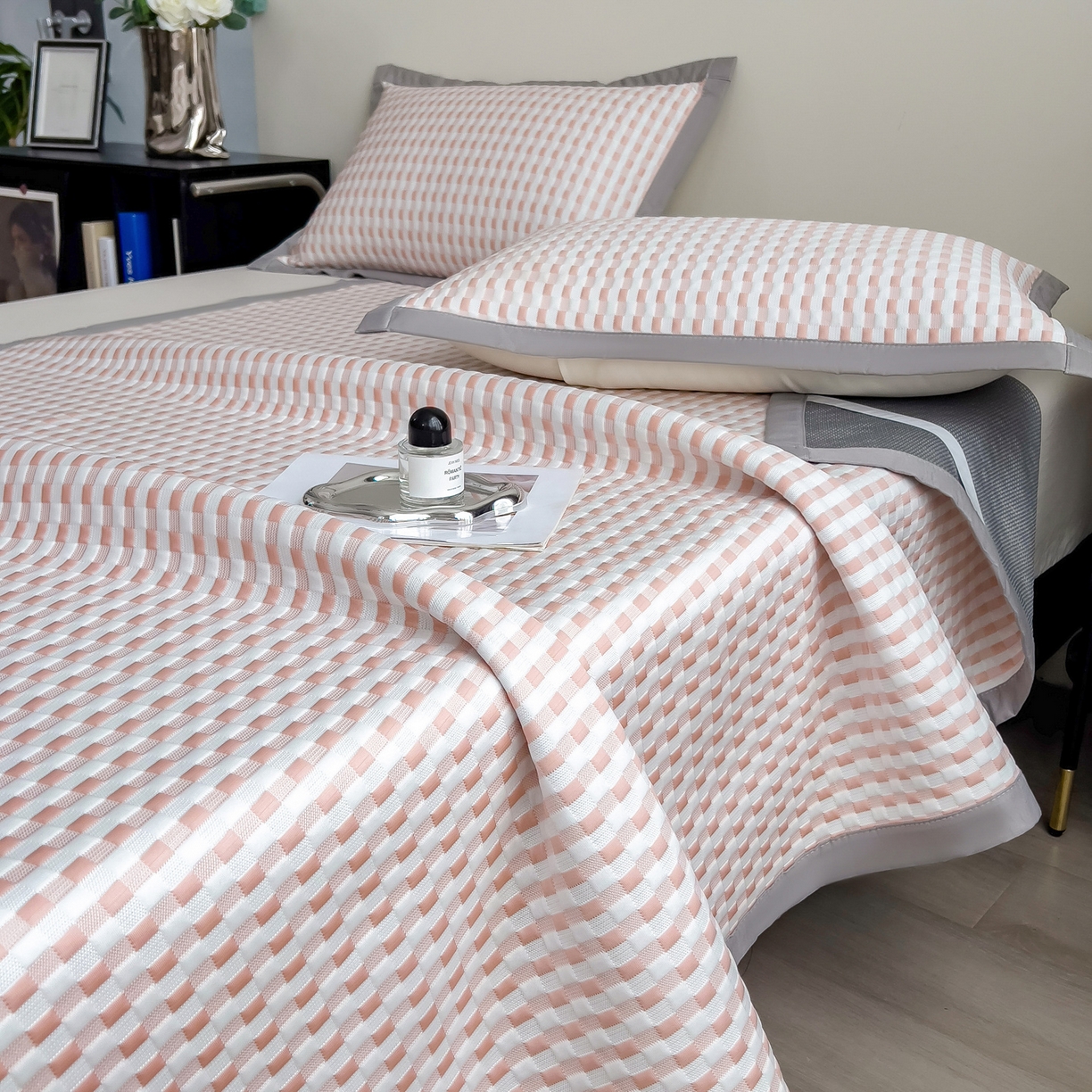 91家纺网 家纺一手货源 找家纺 摩妮卡 2026新款PE高分子凉感值过0.25格子豆豆软席三件套冰丝席-床席款 格韵-白粉