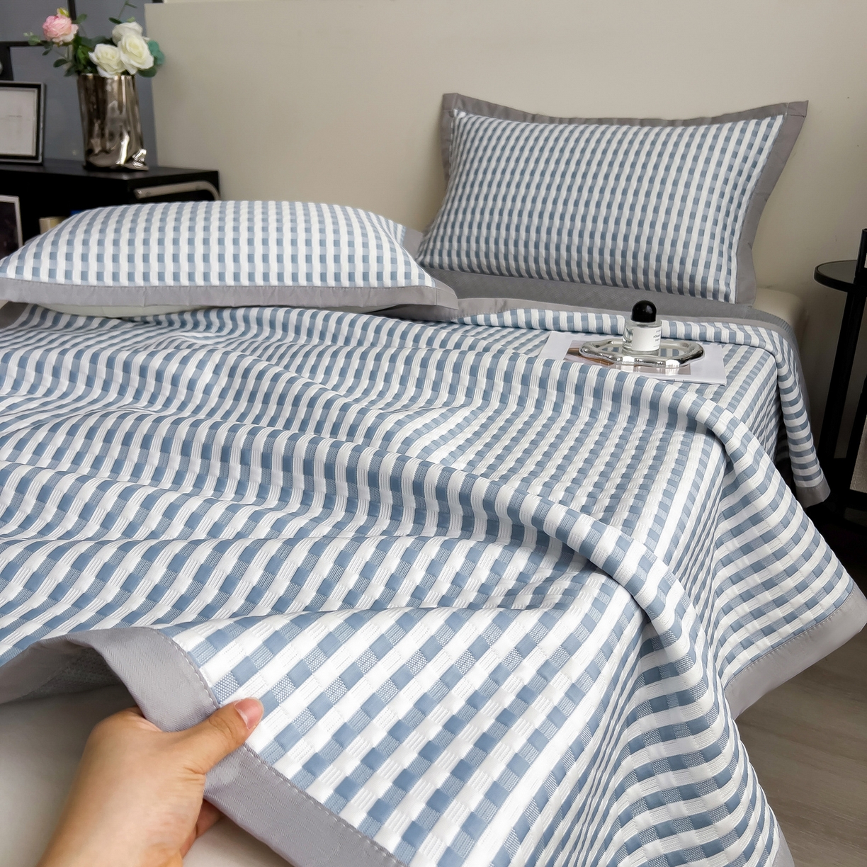 91家纺网 家纺一手货源 找家纺 摩妮卡 2026新款PE高分子凉感值过0.25格子豆豆软席三件套冰丝席-床席款 格韵-白蓝