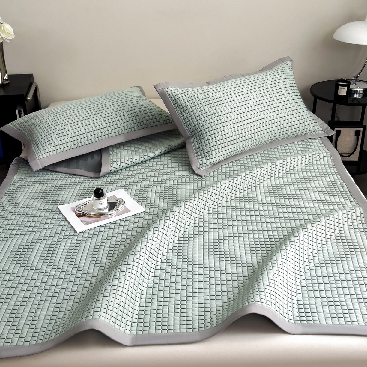 91家纺网 家纺一手货源 找家纺 摩妮卡 2026新款PE高分子凉感值过0.25格子豆豆软席三件套冰丝席-床席款 序格-水绿