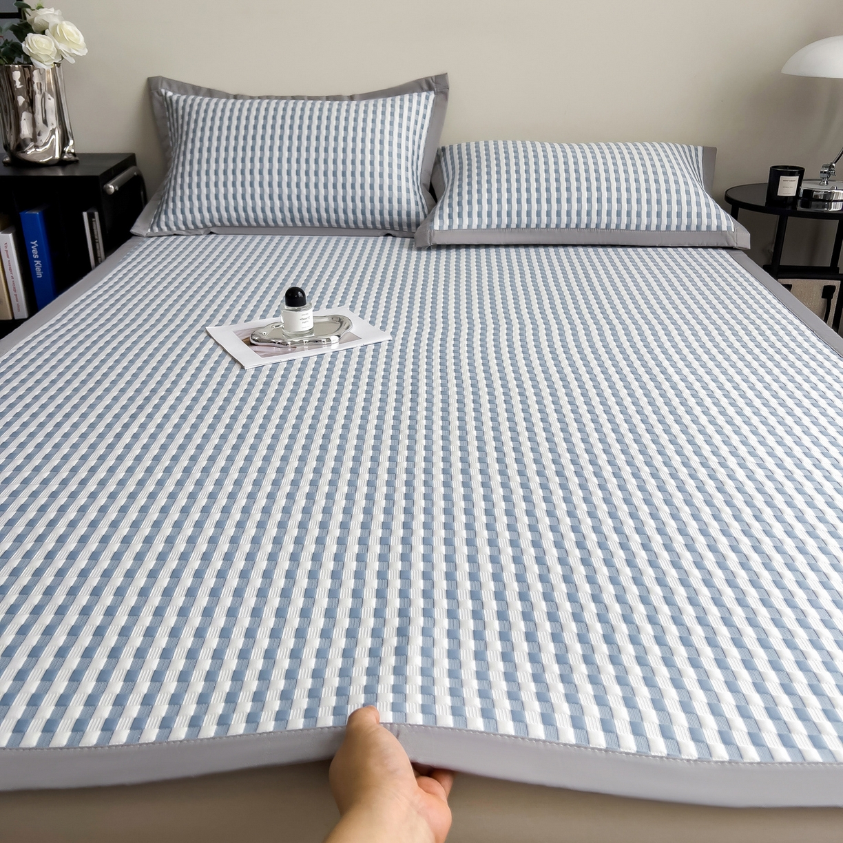 91家纺网 家纺一手货源 找家纺 摩妮卡 2026新款PE高分子凉感值过0.25格子豆豆软席三件套冰丝席-床席款 格韵-白蓝