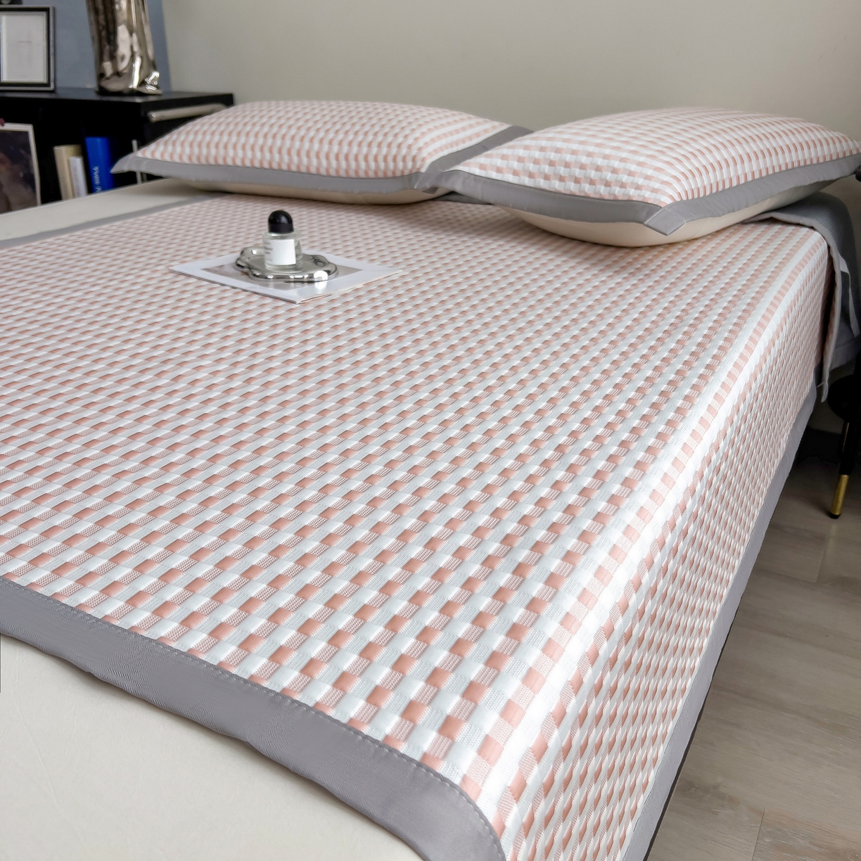 91家纺网 家纺一手货源 找家纺 摩妮卡 2026新款PE高分子凉感值过0.25格子豆豆软席三件套冰丝席-床席款 格韵-白粉