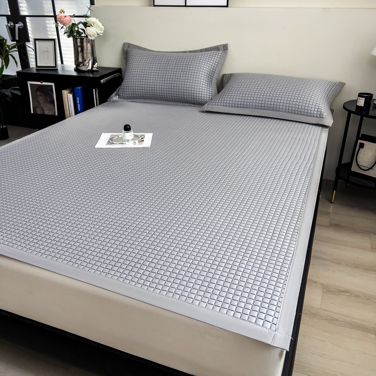 91家纺网 家纺一手货源 找家纺 摩妮卡 2026新款PE高分子凉感值过0.25格子豆豆软席三件套冰丝席-床席款 序格-雾灰