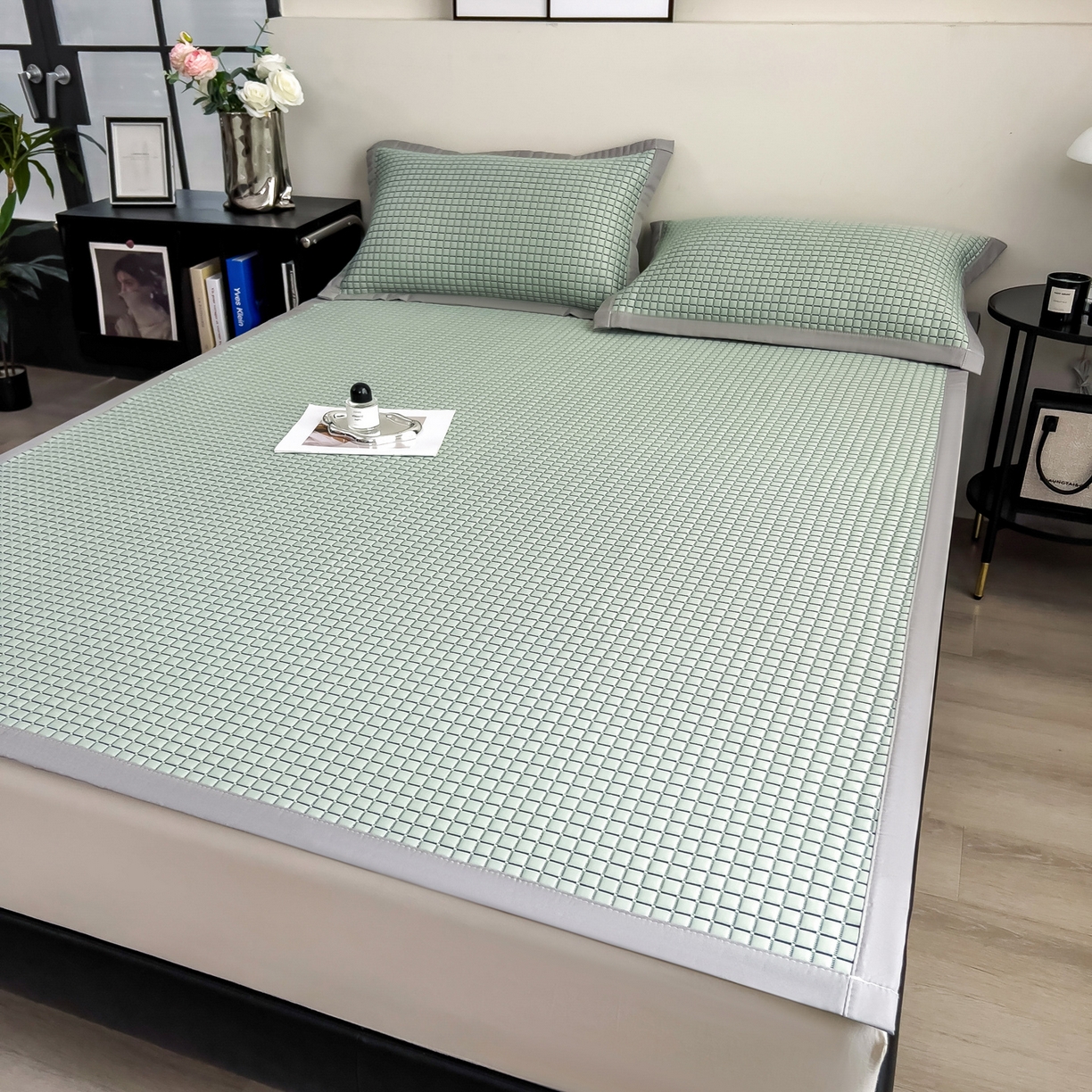 91家纺网 家纺一手货源 找家纺 摩妮卡 2026新款PE高分子凉感值过0.25格子豆豆软席三件套冰丝席-床席款 序格-水绿