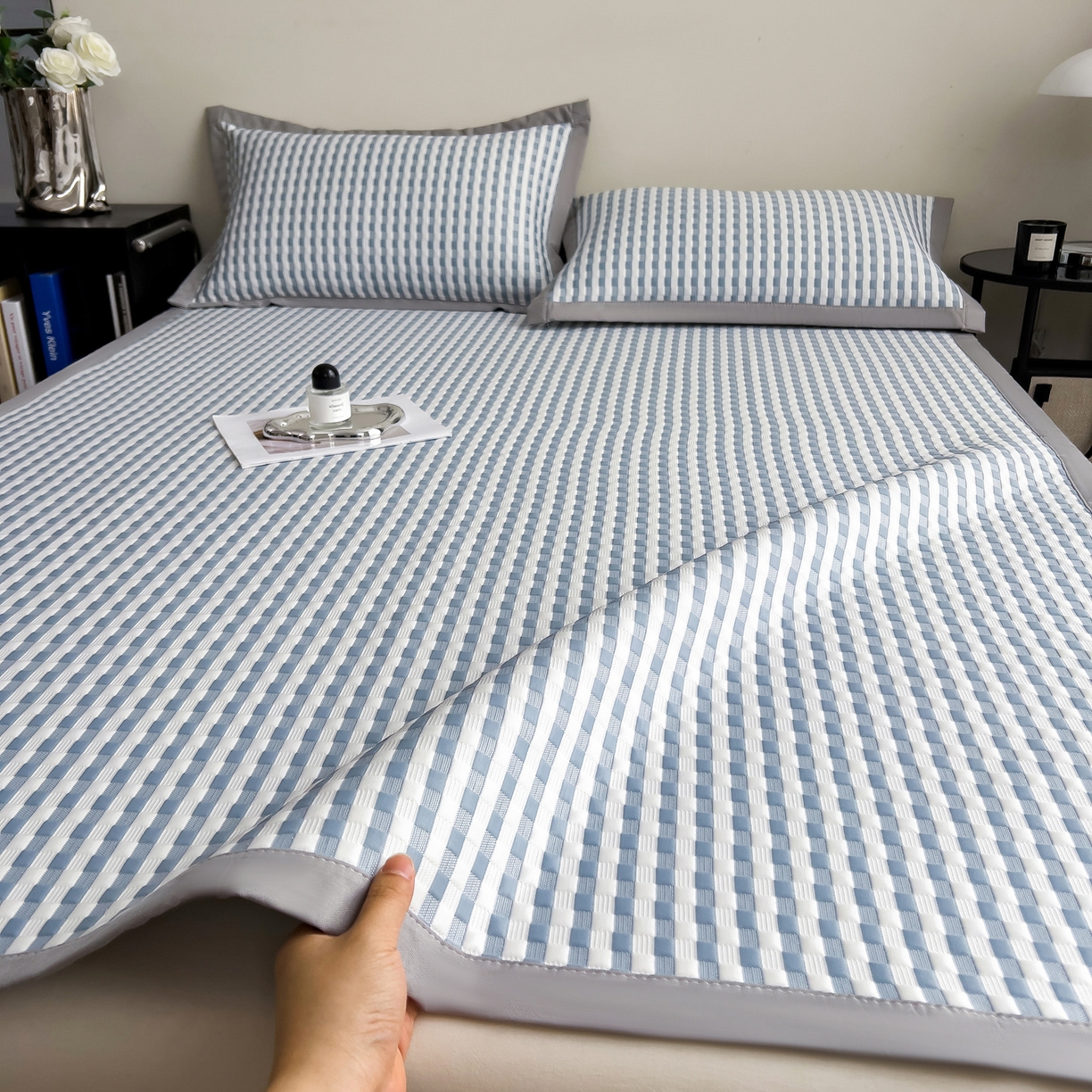 91家纺网 家纺一手货源 找家纺 摩妮卡 2026新款PE高分子凉感值过0.25格子豆豆软席三件套冰丝席-床席款 格韵-白蓝