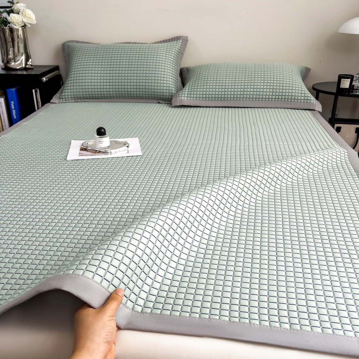 91家纺网 家纺一手货源 找家纺 摩妮卡 2026新款PE高分子凉感值过0.25格子豆豆软席三件套冰丝席-床席款 序格-水绿