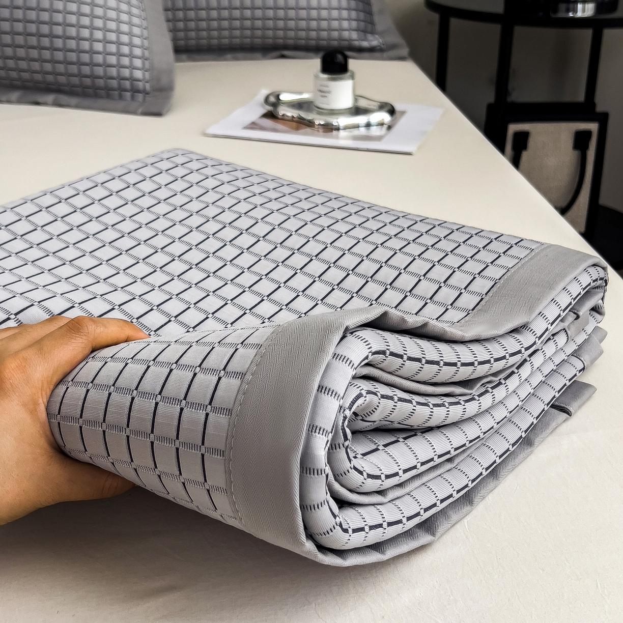 91家纺网 家纺一手货源 找家纺 摩妮卡 2026新款PE高分子凉感值过0.25格子豆豆软席三件套冰丝席-床席款 序格-雾灰