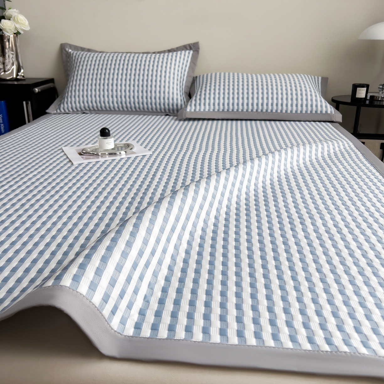 91家纺网 家纺一手货源 找家纺 摩妮卡 2026新款PE高分子凉感值过0.25格子豆豆软席三件套冰丝席-床席款 格韵-白蓝