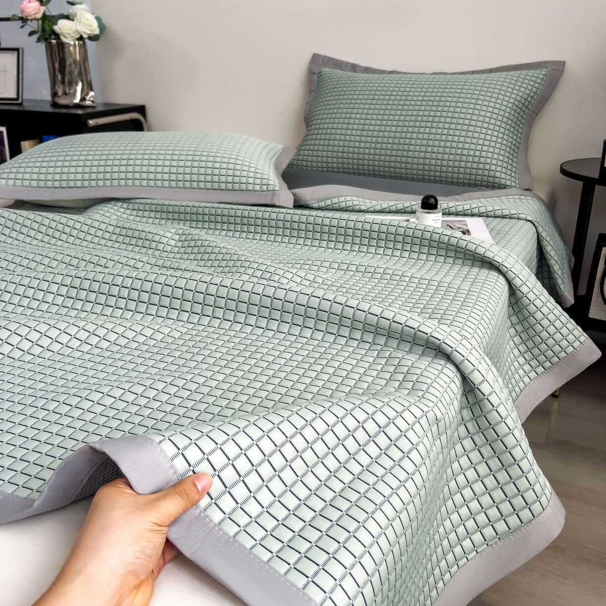 91家纺网 家纺一手货源 找家纺 摩妮卡 2026新款PE高分子凉感值过0.25格子豆豆软席三件套冰丝席-床席款 序格-水绿