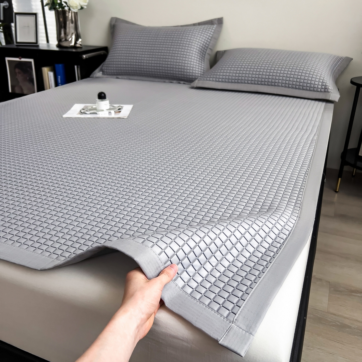 91家纺网 家纺一手货源 找家纺 摩妮卡 2026新款PE高分子凉感值过0.25格子豆豆软席三件套冰丝席-床席款 序格-雾灰