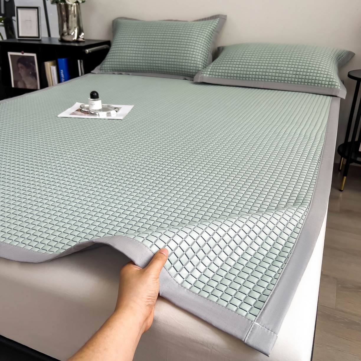 91家纺网 家纺一手货源 找家纺 摩妮卡 2026新款PE高分子凉感值过0.25格子豆豆软席三件套冰丝席-床席款 序格-水绿