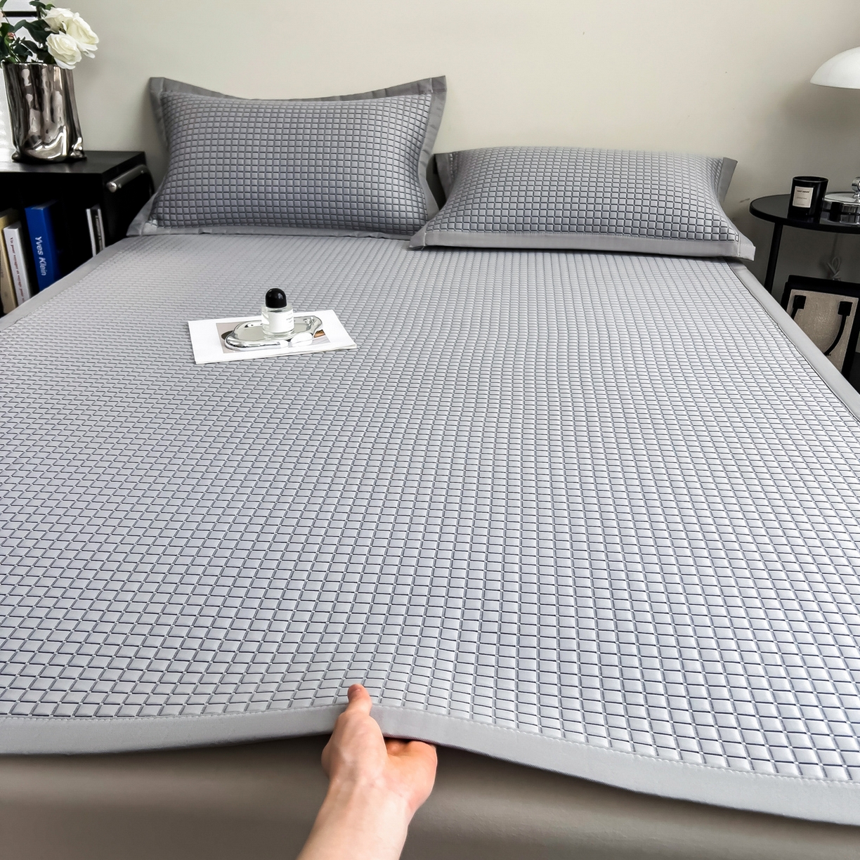 91家纺网 家纺一手货源 找家纺 摩妮卡 2026新款PE高分子凉感值过0.25格子豆豆软席三件套冰丝席-床席款 序格-雾灰