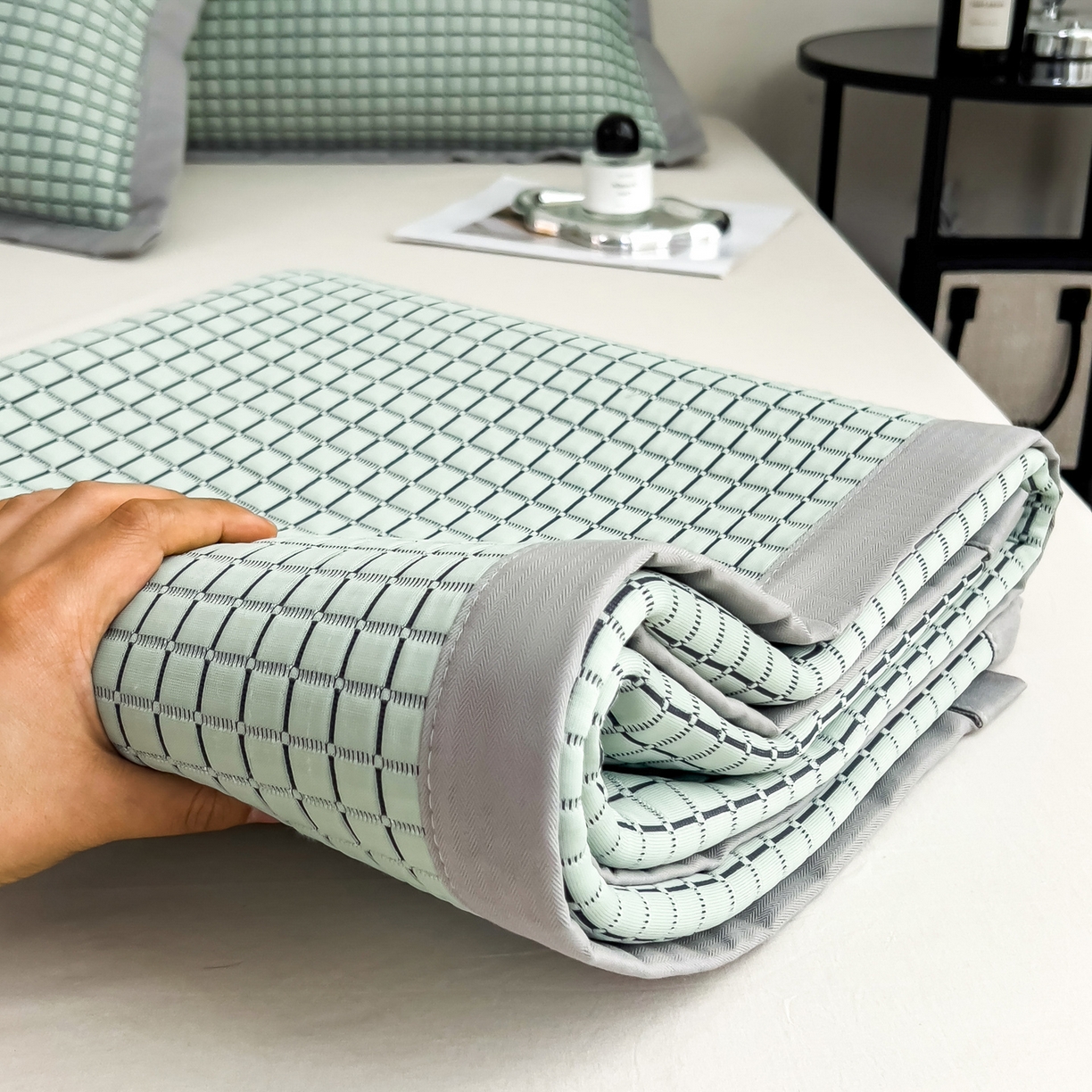 91家纺网 家纺一手货源 找家纺 摩妮卡 2026新款PE高分子凉感值过0.25格子豆豆软席三件套冰丝席-床席款 序格-水绿