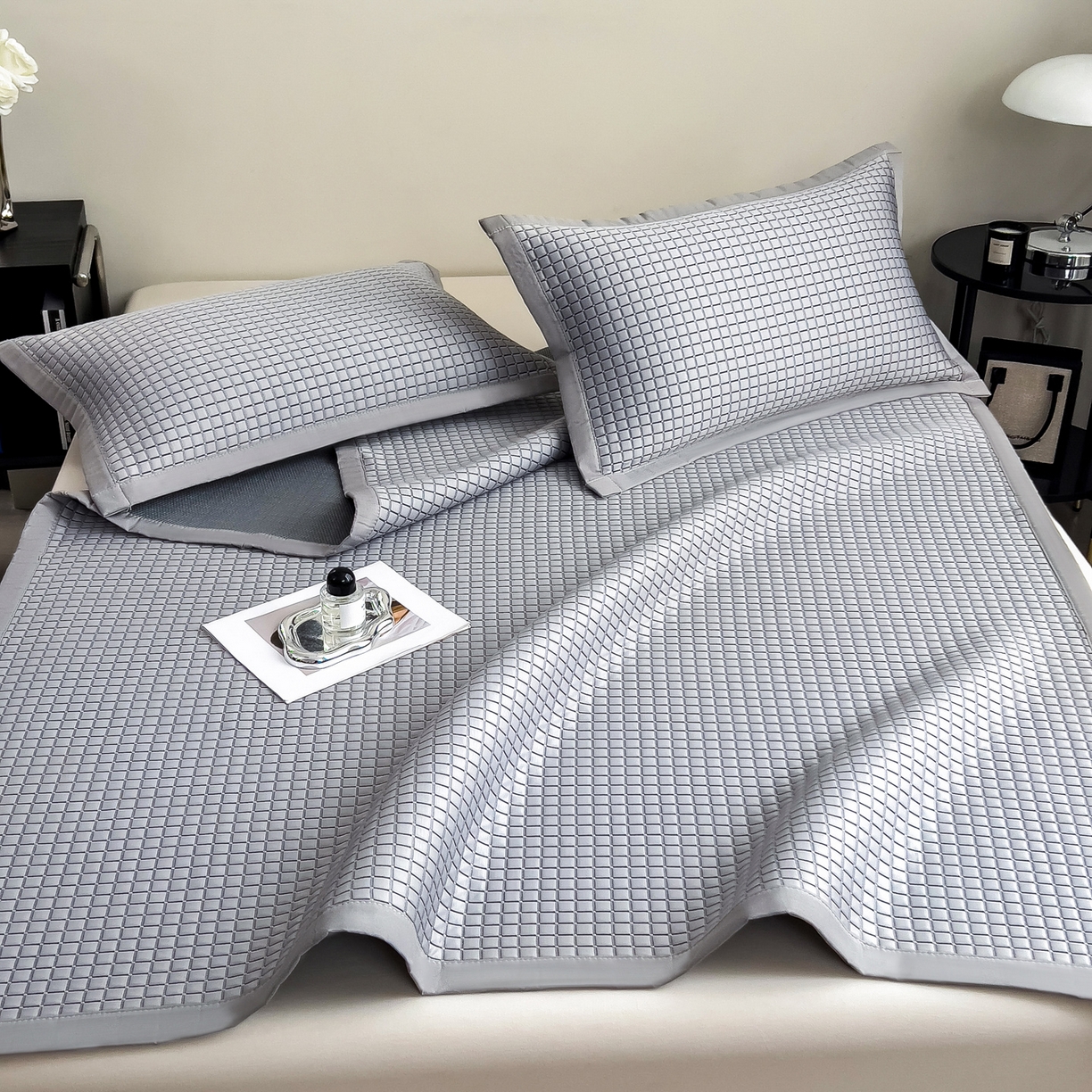 91家纺网 家纺一手货源 找家纺 摩妮卡 2026新款PE高分子凉感值过0.25格子豆豆软席三件套冰丝席-床席款 序格-雾灰