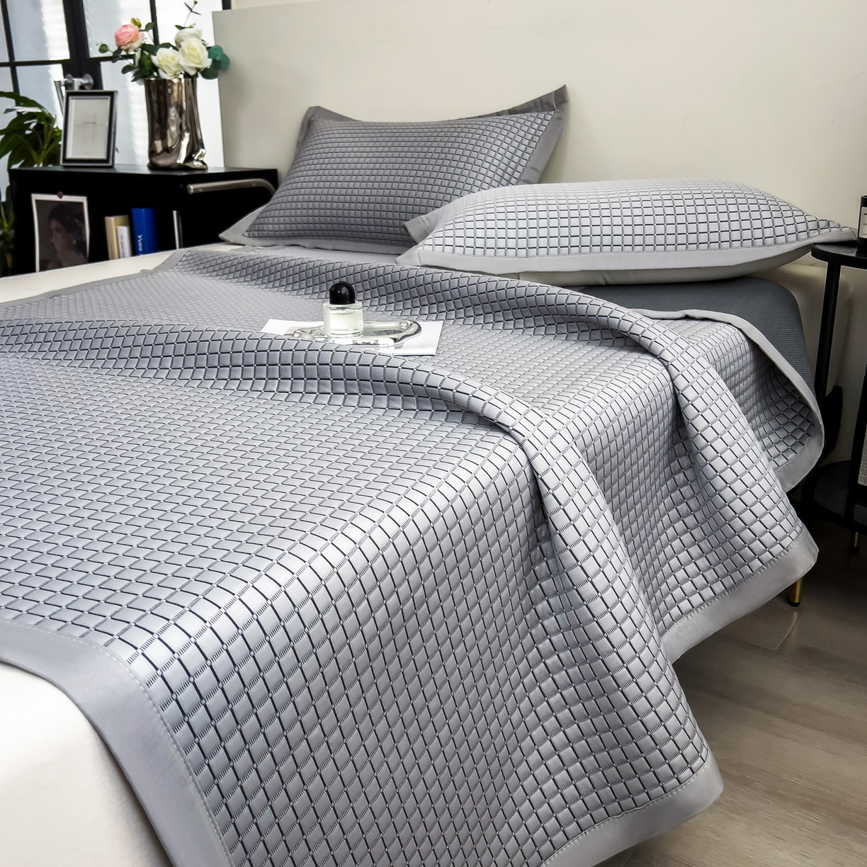 91家纺网 家纺一手货源 找家纺 摩妮卡 2026新款PE高分子凉感值过0.25格子豆豆软席三件套冰丝席-床席款 序格-雾灰