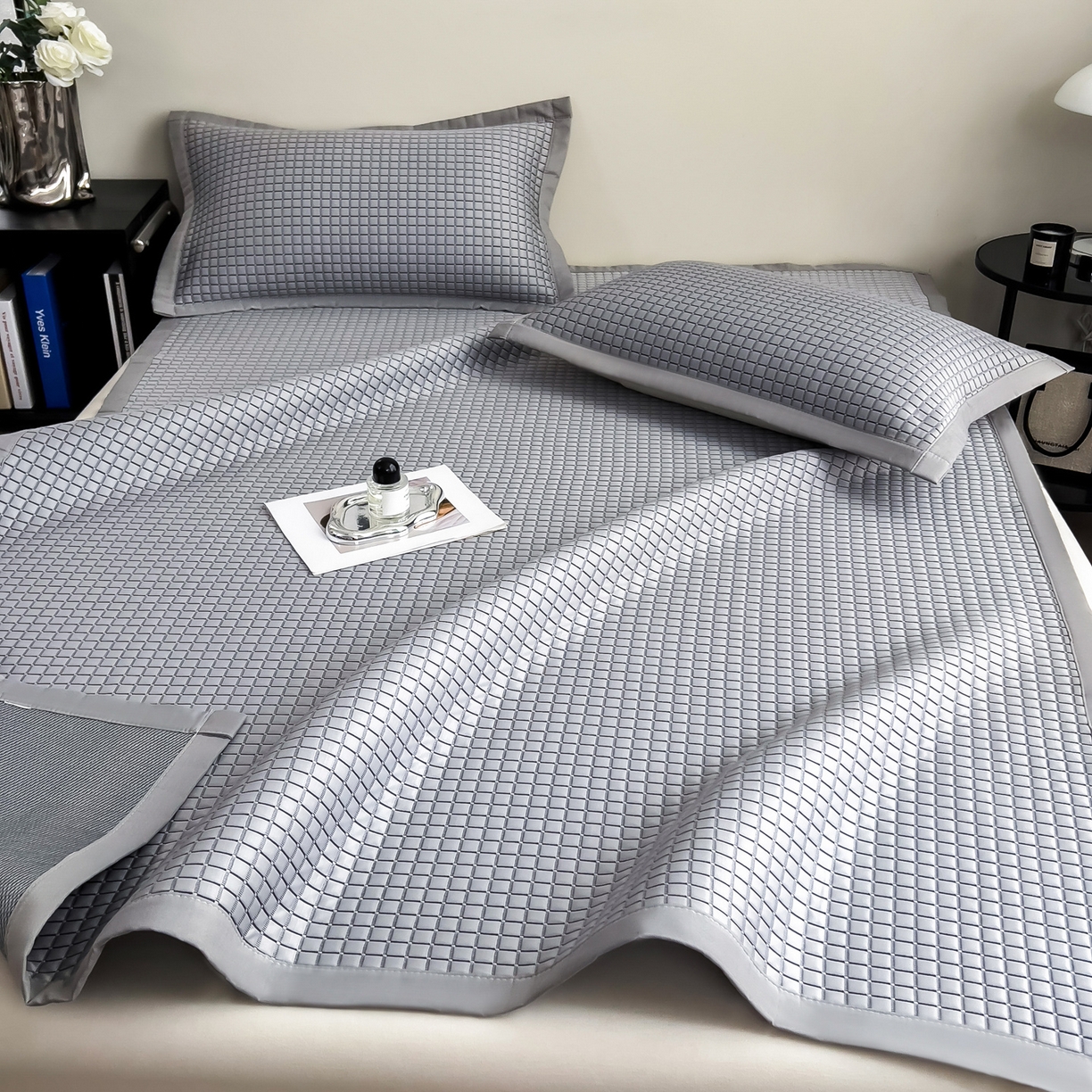 91家纺网 家纺一手货源 找家纺 摩妮卡 2026新款PE高分子凉感值过0.25格子豆豆软席三件套冰丝席-床席款 序格-雾灰