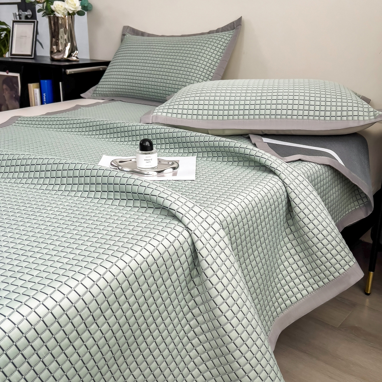 91家纺网 家纺一手货源 找家纺 摩妮卡 2026新款PE高分子凉感值过0.25格子豆豆软席三件套冰丝席-床席款 序格-水绿