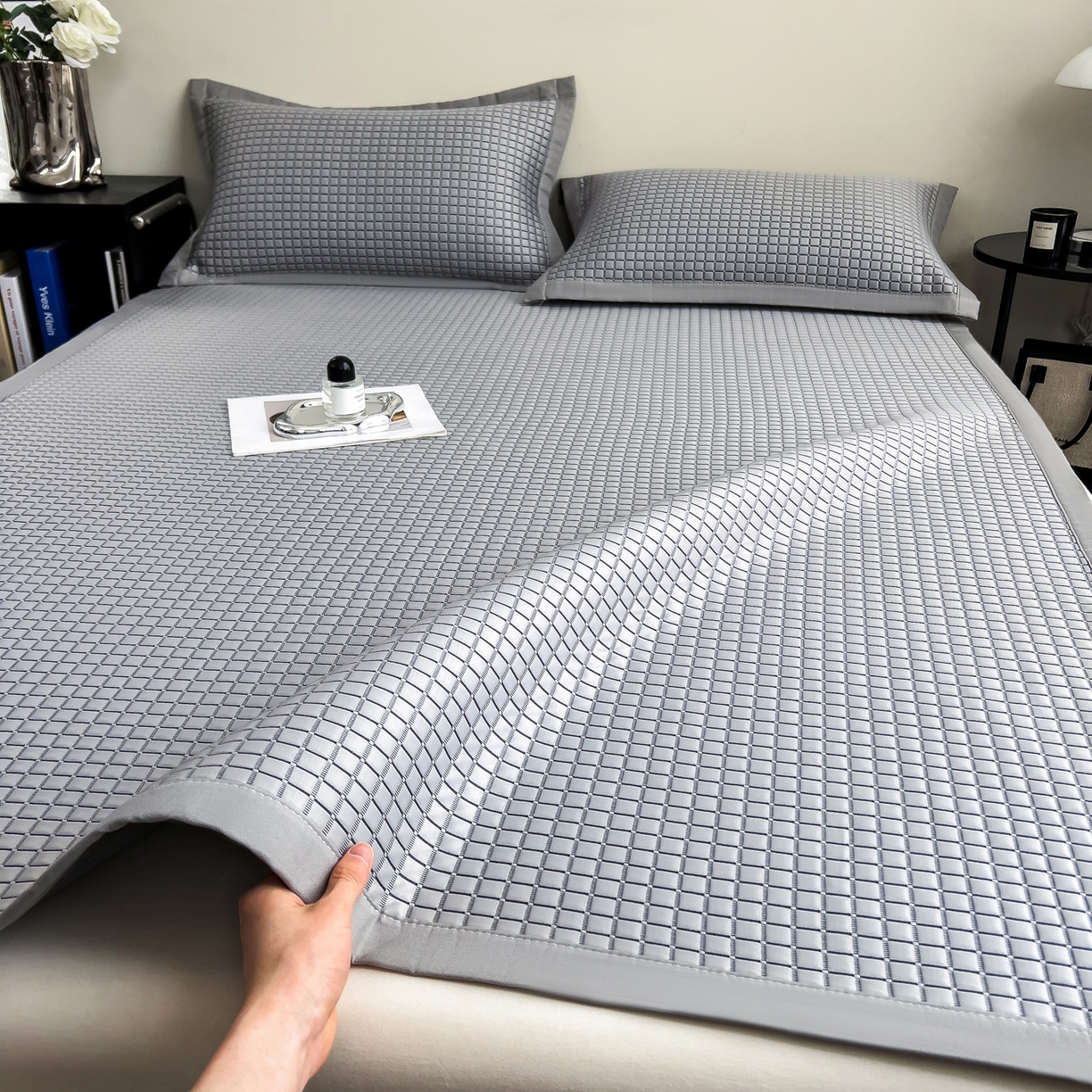 91家纺网 家纺一手货源 找家纺 摩妮卡 2026新款PE高分子凉感值过0.25格子豆豆软席三件套冰丝席-床席款 序格-雾灰