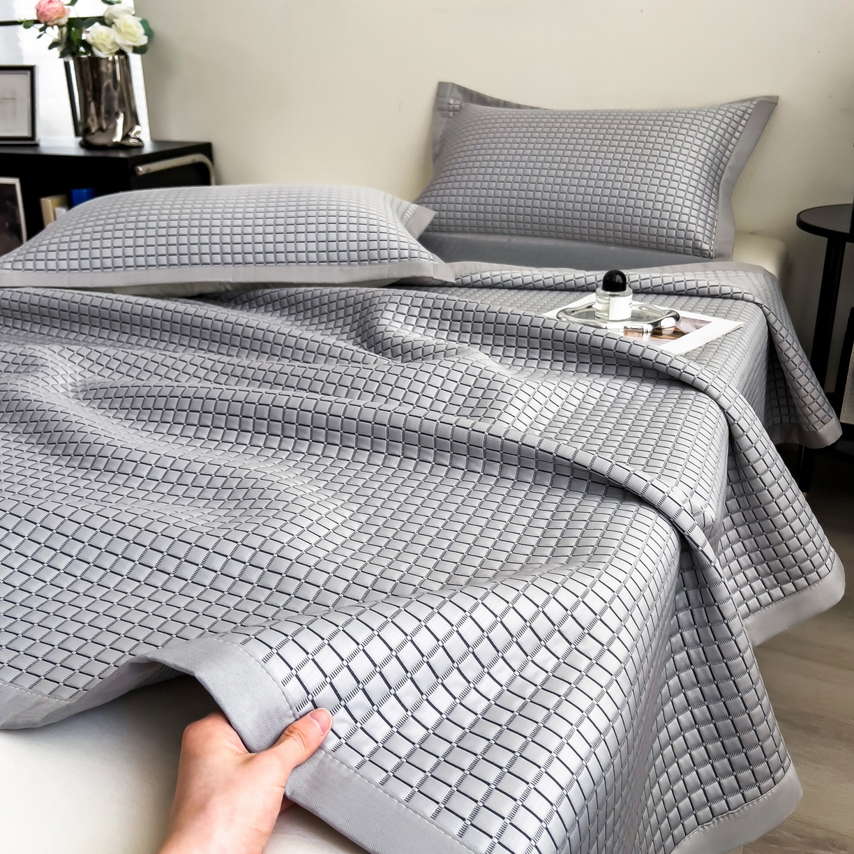 91家纺网 家纺一手货源 找家纺 摩妮卡 2026新款PE高分子凉感值过0.25格子豆豆软席三件套冰丝席-床席款 序格-雾灰