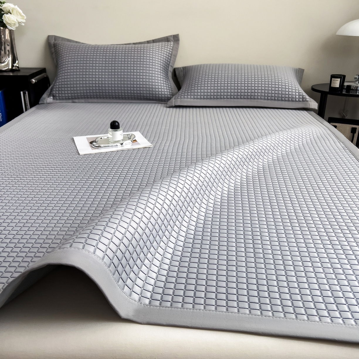 91家纺网 家纺一手货源 找家纺 摩妮卡 2026新款PE高分子凉感值过0.25格子豆豆软席三件套冰丝席-床席款 序格-雾灰