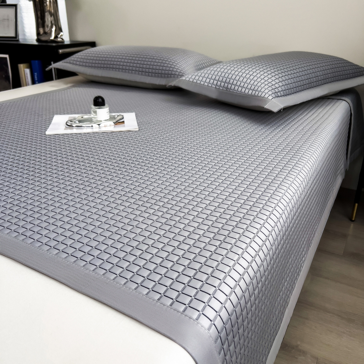 91家纺网 家纺一手货源 找家纺 摩妮卡 2026新款PE高分子凉感值过0.25格子豆豆软席三件套冰丝席-床席款 序格-雾灰