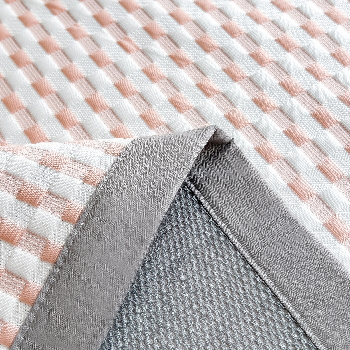 91家纺网 家纺一手货源 找家纺 摩妮卡 2026新款PE高分子凉感值过0.25格子豆豆软席三件套冰丝席-床席款 格韵-白粉