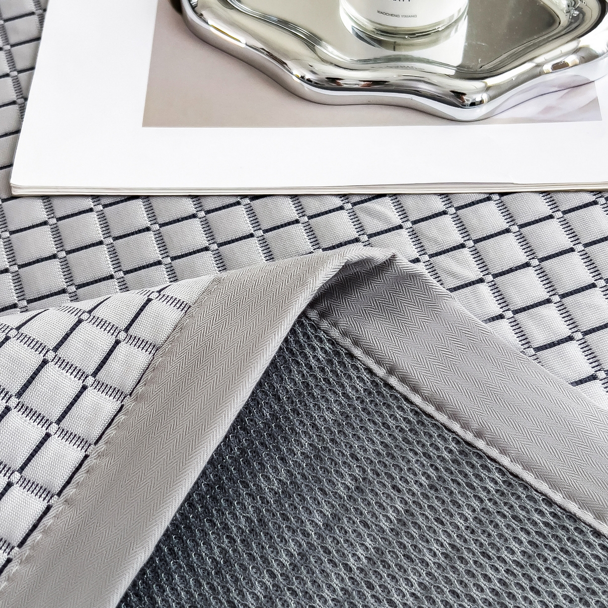 91家纺网 家纺一手货源 找家纺 摩妮卡 2026新款PE高分子凉感值过0.25格子豆豆软席三件套冰丝席-床席款 序格-雾灰