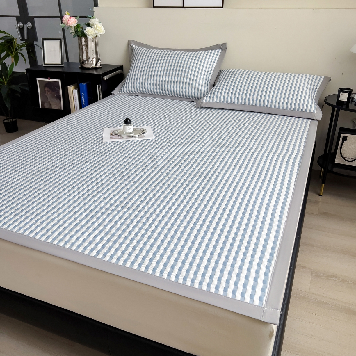 91家纺网 家纺一手货源 找家纺 摩妮卡 2026新款PE高分子凉感值过0.25格子豆豆软席三件套冰丝席-床席款 格韵-白蓝