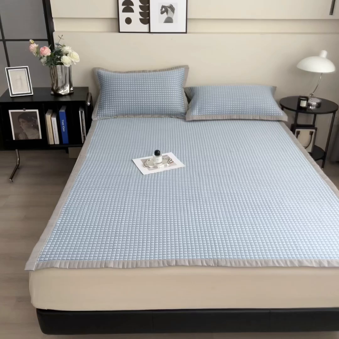 91家纺网 家纺一手货源 找家纺 摩妮卡 2026新款PE高分子凉感值过0.25格子豆豆软席三件套冰丝席-床席款 序格-浅蓝