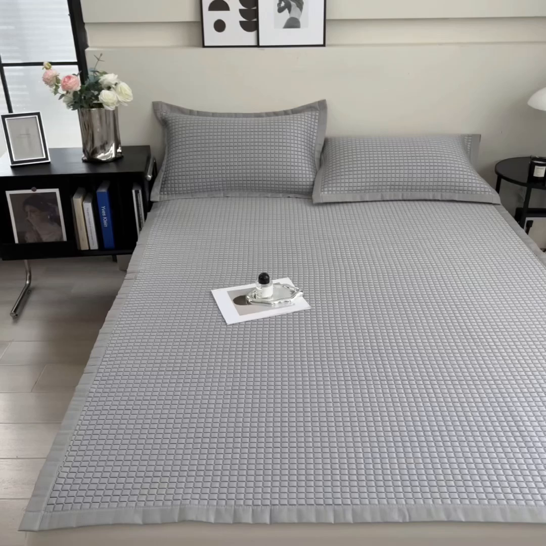 91家纺网 家纺一手货源 找家纺 摩妮卡 2026新款PE高分子凉感值过0.25格子豆豆软席三件套冰丝席-床席款 序格-雾灰