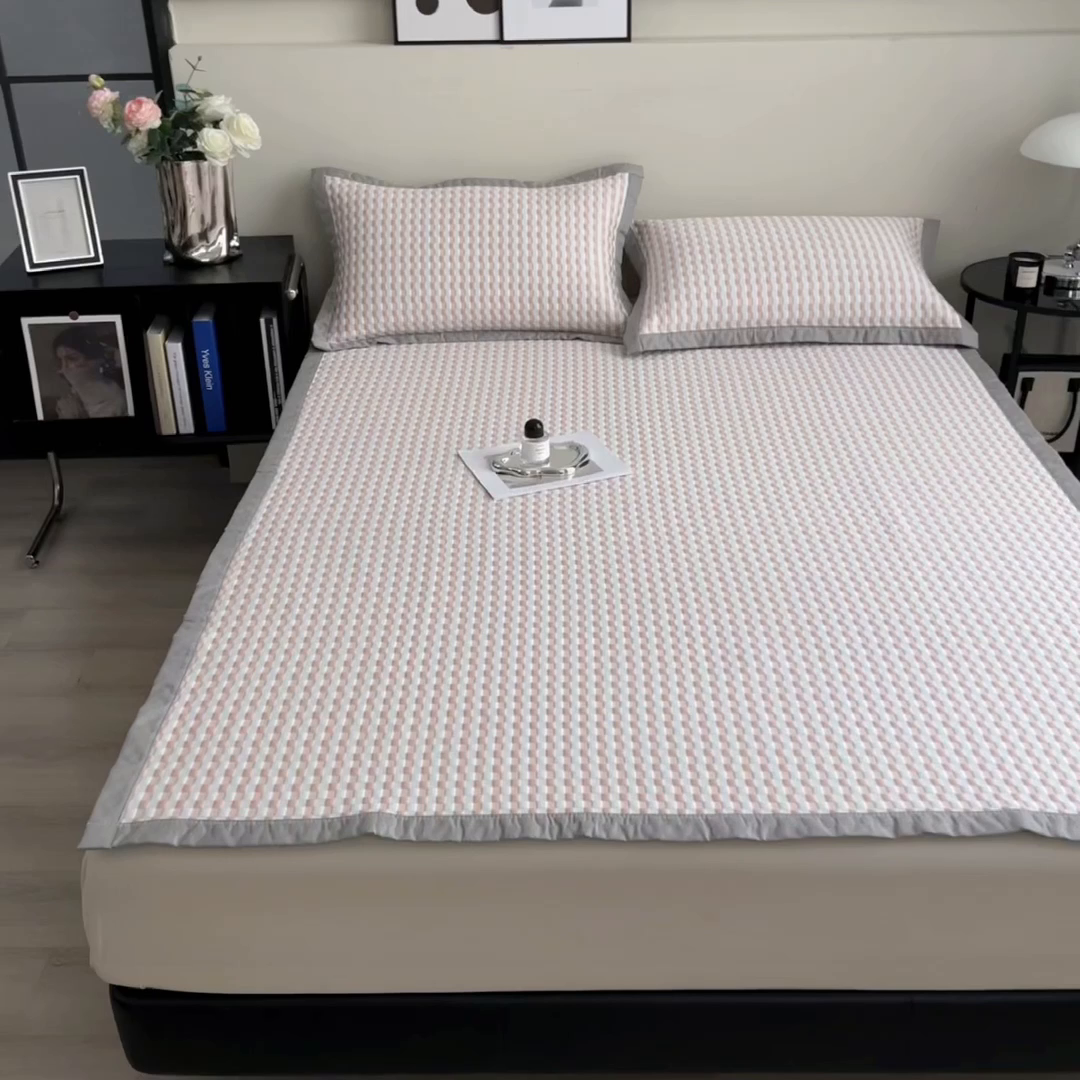 91家纺网 家纺一手货源 找家纺 摩妮卡 2026新款PE高分子凉感值过0.25格子豆豆软席三件套冰丝席-床席款 格韵-白粉